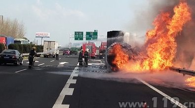 泰州一货车变“火车”消防现场紧急扑救/图