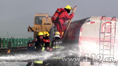 油罐车高速侧翻泄漏 消防泡沫覆盖排险/图