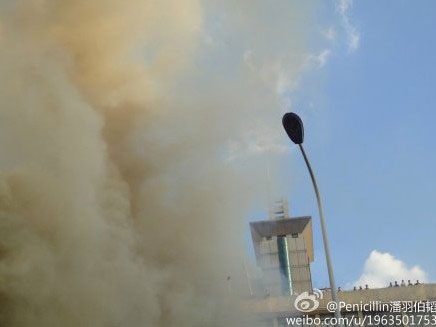 直击现场：长沙一餐馆起火 消防迅速救援