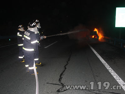 汉十高速轿车起火爆炸 消防紧急扑救