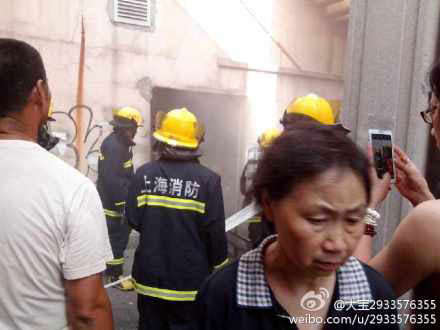 现场：上海海港宾馆突发大火 消防紧急救援