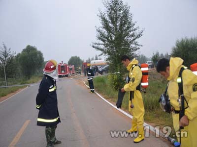 天然气槽车侧翻 消防穿防化服戴空呼器救援