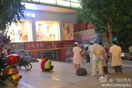 现场：百色一饮食店突发大火 2小女孩遇难