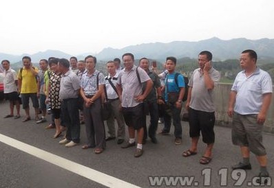 杭瑞高速中巴车着火 现场浓烟滚滚（组图）