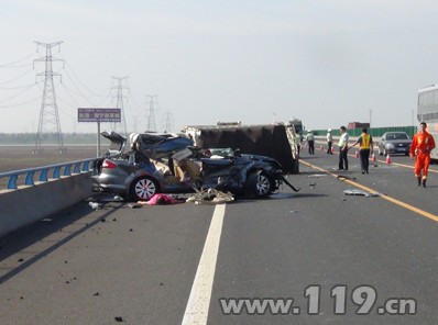 轿车不慎追尾货车2死3伤 消防破拆救援/图