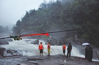 溪水暴涨困住4游客 消防化身空中飞人救援