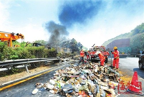 高速2货车相撞起大火 司机烧死在驾驶室/图