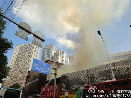 直击现场：长沙一餐馆起火 消防迅速救援