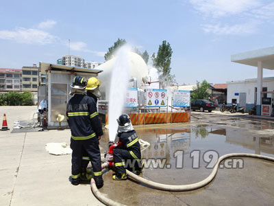 长途客运站天然气罐泄漏 消防穿防化服排险