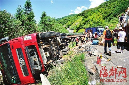 组图：高速路弯道 多车追尾致2死8伤