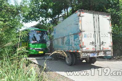 公交迎面撞货车 金消防破拆车头救司机/图