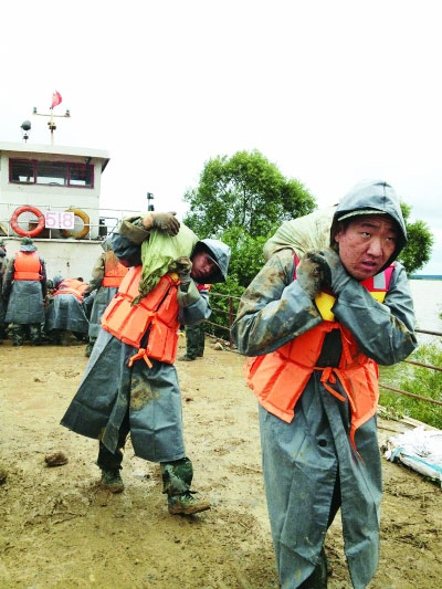 黑龙江堤坝现400多豁口 8级风浪撞击卷走大块泥土