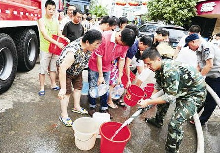 台风来袭村民被困 浙江消防全力战“菲特”