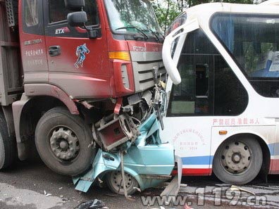 小轿车被两大车“残暴”挤压 消防驰援/图