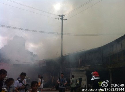 现场：福州黎明建材市场突发大火 黑烟冲天