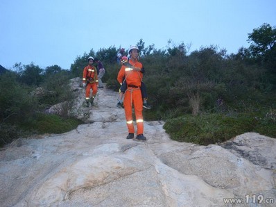 五名登山游客迷路被困深山 消防紧急救援