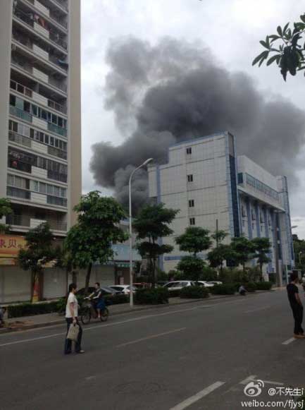 现场：福州黎明建材市场突发大火 黑烟冲天