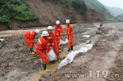 暴雨来袭 天水消防转战多地抢险救灾/图