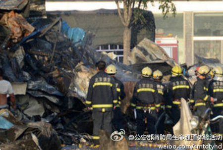 现场：北京新发地水果市场起火 浓烟弥漫