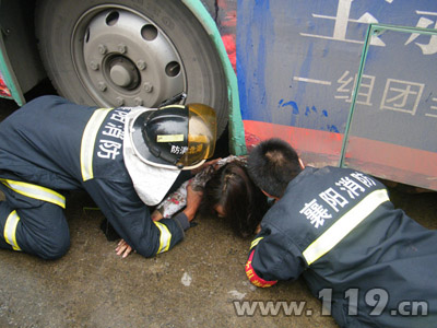 襄阳一女子被卷入公交车车底 消防紧急救援/图