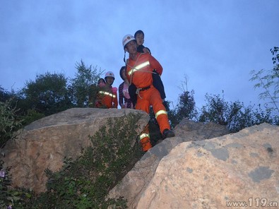 五名登山游客迷路被困深山 消防紧急救援