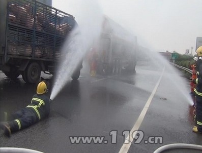 液化天然气槽车发生泄漏 长沙消防成功排险