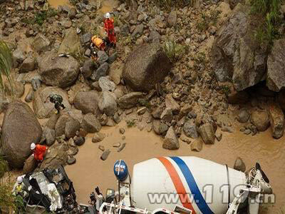 搅拌机坠入峡谷司机被冲走 消防冒雨出动/图