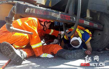 货车追尾洒水车3人被困 株洲消防紧急救援