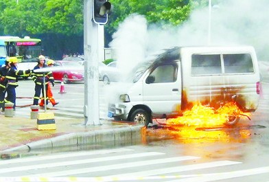 面包车雨天自燃汽油漏 消防紧急救援/图