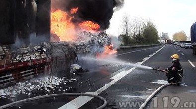 泰州一货车变“火车”消防现场紧急扑救/图