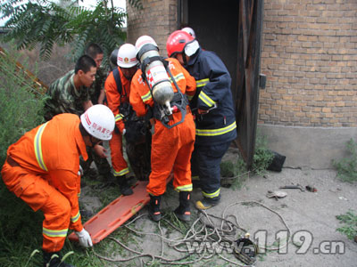 沼气中毒2人被困化粪池 消防佩戴空呼器救人