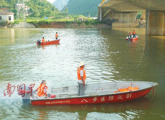 渔民落水搜救艇翻覆消防员牺牲 目前3死2失踪