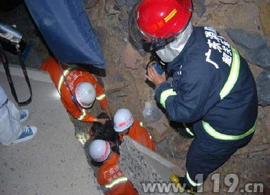 道路坍塌行人遭“活埋” 消防紧急营救