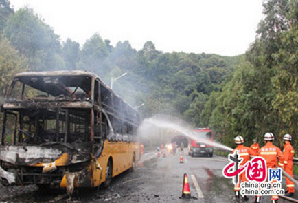 两大巴起火63人被困 消防官兵紧急排险/图