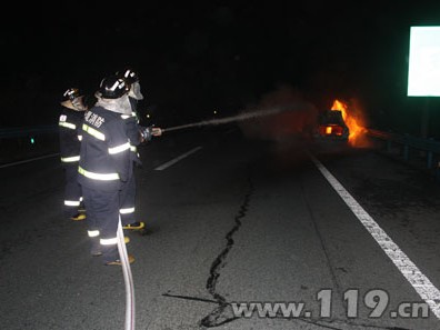 汉十高速轿车起火爆炸 消防紧急扑救/图