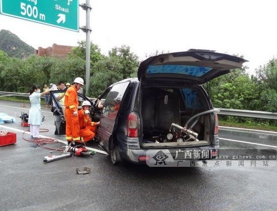 桂林小车疑似偷油后狂飙 追尾货车致1死1伤