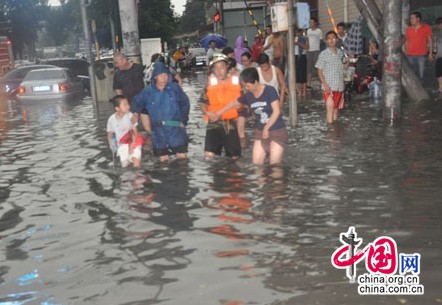 水漫北京城 海淀消防紧急排水救援群众/图