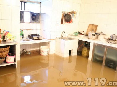 组图：暴雨侵袭现内涝 宜昌消防死守生命线