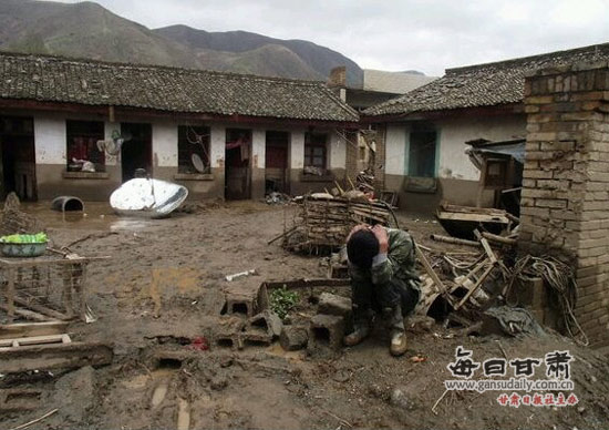 组图：岷县发生雷电冰雹暴雨灾害 7死1失踪