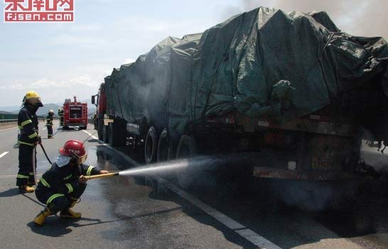 货车6个轮胎起火浓烟烟滚滚 消防迅速救助