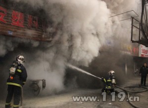 商住楼浓烟滚滚 武汉消防力擒火魔保平安