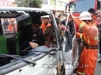 小货超速撞货车 龙湾消防破拆车门救司机