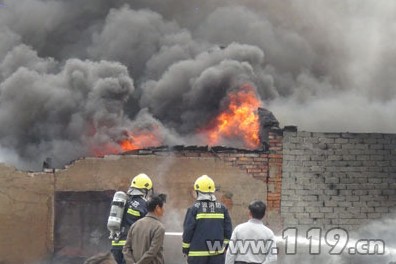 组图：宁波一橡胶厂突发大火 现场浓烟冲天