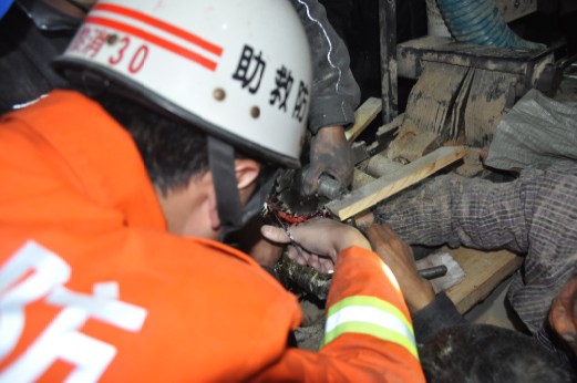 多片锯卡住女工手掌 黎平消防紧急营救