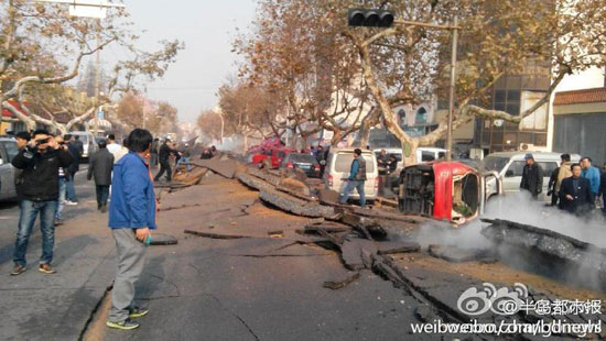 青岛化工厂附近发生爆炸 浓烟滚滚路面爆裂