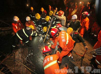 长乐一在建厂房坍塌 消防救出7名工人