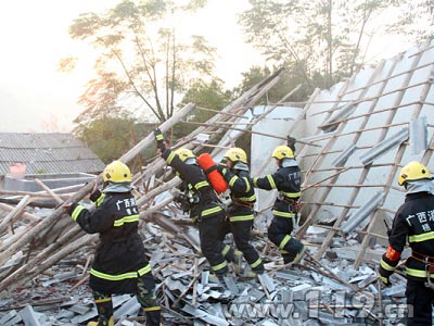 广西一炮竹厂爆炸11死17伤 消防紧急救援