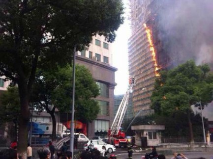 宁波一在建高层建筑起火 60余名消防驰援