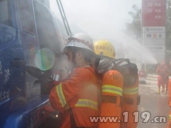 加油站旁16吨液氨槽车泄漏 河池消防紧急排险