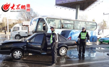 轿车当街自燃 交警消防通力合作除隐患